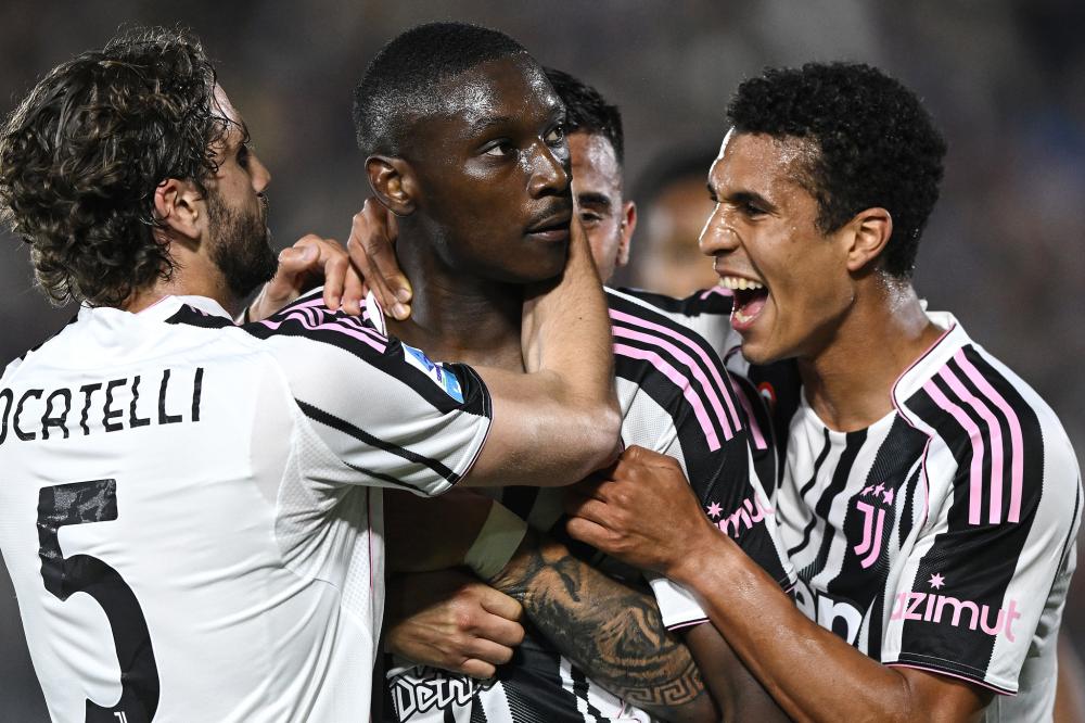 黄蜂官方：三球左脚踝酸痛，本场比赛不会回归